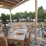 Paros Seafront 3* Logaras